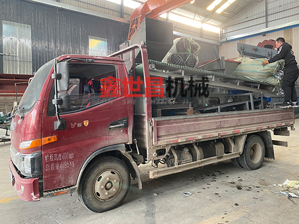 400型雙軸撕碎機、800型水滴式金屬粉碎機發(fā)貨