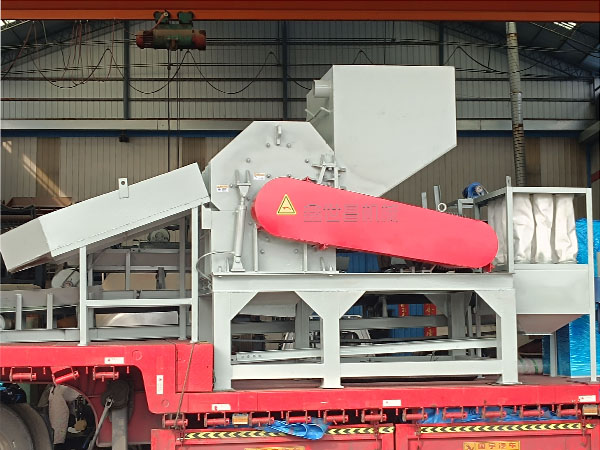 1300型木釘破碎機(jī)發(fā)往浙江金華