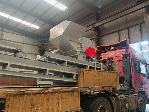 湖南衡陽(yáng)1000型破碎機(jī)發(fā)貨現(xiàn)場(chǎng)