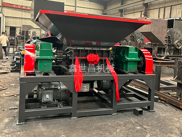 800撕碎機(jī)+800破碎機(jī)發(fā)往海南